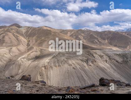 Vue sur le paysage de la chaîne de montagnes de Wakhan en Afghanistan depuis le désert de haute altitude entre le col de Langar et Khargush, Gorno-Badakshan, Tadjikistan Pamir Banque D'Images