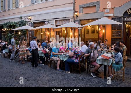 Vue sur les restaurants du quartier populaire de Trastevere, en Italie Banque D'Images