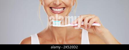 Les soins dentaires, la santé et la femme utilisent une brosse à dents et un dentifrice pour nettoyer les dents pour une bouche saine, des gencives et des dents heureuses. Confiant, femme et fille relax spectacles oraux Banque D'Images