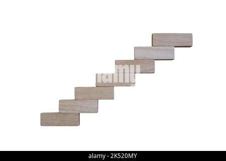 Les jouets en bois sont disposés en forme d'échelle isolée sur fond blanc et ont des chemins d'écrêtage. Banque D'Images