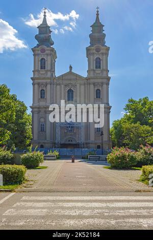 Subotica, Serbie - 01 août 2022: Cathédrale Sainte-Thérèse d'Avila avec des étrésillons d'échafaudage aux travaux de reconstruction de façade avant. Banque D'Images