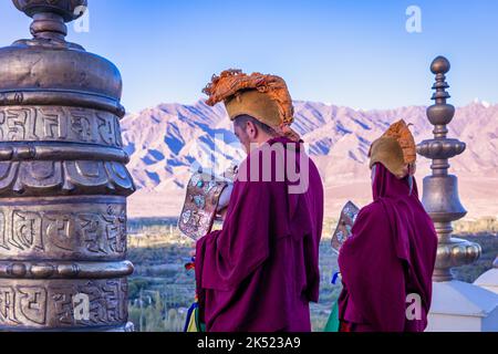 Moines bouddhistes soufflant des conques au monastère de Thikse (Thiksay Gompa), Ladakh, Inde Banque D'Images