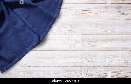 Nappe bleue, serviette, tissu rugueux avec plis sur le bureau en bois. Vue de dessus. Banque D'Images