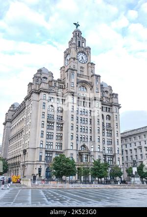 Le Royal Liver Building au bord de l'eau à Liverpool. Ouvert en 1911, il s'agit de deux oiseaux de foie qui donnent sur la ville et la mer. Banque D'Images