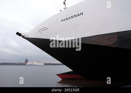 L'arc de l'île de Man Fast Craft Manannan aux lignes abrupte, amarré dans la baie de Liverpool. Banque D'Images