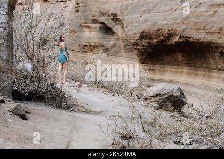 Femme marchant dans un canyon séché à Gran Canaria Banque D'Images