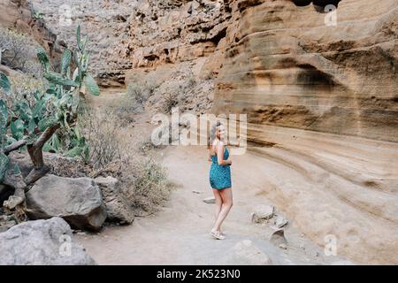 Femme marchant dans un canyon séché à Gran Canaria Banque D'Images