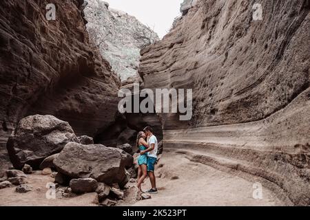 Jeune couple en lune de miel sur Barranco de las Vacas à Gran Canaria, Espagne Banque D'Images