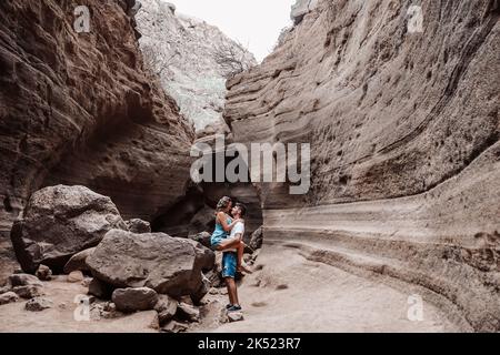 Jeune couple en lune de miel sur Barranco de las Vacas à Gran Canaria, Espagne Banque D'Images