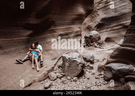 Jeune couple en lune de miel sur Barranco de las Vacas à Gran Canaria, Espagne Banque D'Images