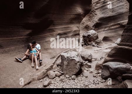 Jeune couple en lune de miel sur Barranco de las Vacas à Gran Canaria, Espagne Banque D'Images