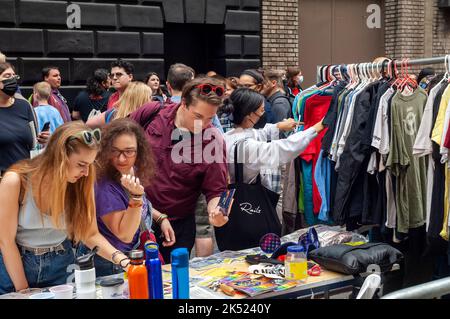 Des milliers de fans de Broadway se rassemblent au marché aux puces de Broadway et aux grandes enchères de New York pour verser et acheter des souvenirs, des billets de théâtre d'époque aux accessoires uniques des spectacles de Broadway à New York le dimanche, 25 septembre 2022. Plus de 50 tables de spectacles de Broadway et d'institutions et d'entreprises liées au théâtre occupent les rues autour de Shubert Alley offrant leurs marchandises et autographes liés à Broadway. La foire est un collecteur de fonds pour la charité de Broadway CARES/Equity Fights AIDS. (© Richard B. Levine) Banque D'Images