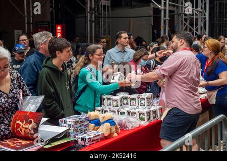 Des milliers de fans de Broadway se rassemblent au marché aux puces de Broadway et aux grandes enchères de New York pour verser et acheter des souvenirs, des billets de théâtre d'époque aux accessoires uniques des spectacles de Broadway à New York le dimanche, 25 septembre 2022. Plus de 50 tables de spectacles de Broadway et d'institutions et d'entreprises liées au théâtre occupent les rues autour de Shubert Alley offrant leurs marchandises et autographes liés à Broadway. La foire est un collecteur de fonds pour la charité de Broadway CARES/Equity Fights AIDS. (© Richard B. Levine) Banque D'Images