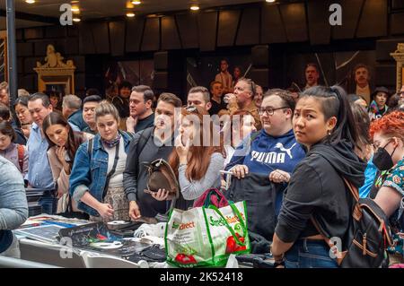 Des milliers de fans de Broadway se rassemblent au marché aux puces de Broadway et aux grandes enchères de New York pour verser et acheter des souvenirs, des billets de théâtre d'époque aux accessoires uniques des spectacles de Broadway à New York le dimanche, 25 septembre 2022. Plus de 50 tables de spectacles de Broadway et d'institutions et d'entreprises liées au théâtre occupent les rues autour de Shubert Alley offrant leurs marchandises et autographes liés à Broadway. La foire est un collecteur de fonds pour la charité de Broadway CARES/Equity Fights AIDS. (© Richard B. Levine) Banque D'Images