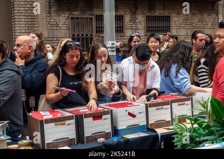 Des milliers de fans de Broadway se rassemblent au marché aux puces de Broadway et aux grandes enchères de New York pour verser et acheter des souvenirs, des billets de théâtre d'époque aux accessoires uniques des spectacles de Broadway à New York le dimanche, 25 septembre 2022. Plus de 50 tables de spectacles de Broadway et d'institutions et d'entreprises liées au théâtre occupent les rues autour de Shubert Alley offrant leurs marchandises et autographes liés à Broadway. La foire est un collecteur de fonds pour la charité de Broadway CARES/Equity Fights AIDS. (© Richard B. Levine) Banque D'Images