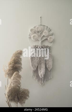 Arbre de vie macrame décoration murale faite à la main avec des feuilles et des plumes blanches avec ficelle de coton et macramé techniques de nœud Banque D'Images