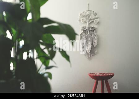 Arbre de vie macrame décoration murale faite à la main avec des feuilles et des plumes blanches avec ficelle de coton et macramé techniques de nœud Banque D'Images