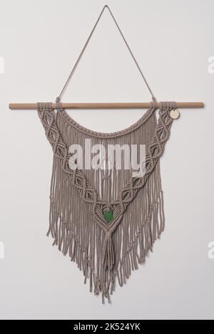 Mur de macrame fait à la main suspendu en fibre art décoration avec coeur symbole macramé Banque D'Images