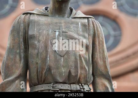 Statue de Charles de Foucauld, rue Saint Léon à Strasbourg. Né sur 15 septembre 1858 à Strasbourg (France), officier de cavalerie dans l'armée française, il devint explorateur et géographe, puis religieux, prêtre, ermite et linguiste catholique, Charles de Foucauld fut béatifié sur 13 novembre 2005 par le Pape Benoît XVI et canonisé sur 15 mai 2022 par le Pape François. Il est commémoré sur 1 décembre. 02 octobre 2022, à Strasbourg, Nord-est de la France. Photo de Nicolas Roses/ABACAPRESS.COM Banque D'Images