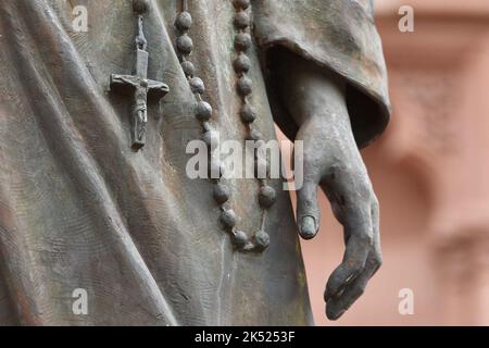 Statue de Charles de Foucauld, rue Saint Léon à Strasbourg. Né sur 15 septembre 1858 à Strasbourg (France), officier de cavalerie dans l'armée française, il devint explorateur et géographe, puis religieux, prêtre, ermite et linguiste catholique, Charles de Foucauld fut béatifié sur 13 novembre 2005 par le Pape Benoît XVI et canonisé sur 15 mai 2022 par le Pape François. Il est commémoré sur 1 décembre. 02 octobre 2022, à Strasbourg, Nord-est de la France. Photo de Nicolas Roses/ABACAPRESS.COM Banque D'Images