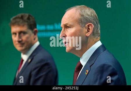 (De gauche à droite) le ministre des Transports, Eamon Ryan, et Taoiseach Micheal Martin, lancent le Plan national de mise en œuvre des objectifs de développement durable 2022-2024, dans les bâtiments gouvernementaux de Dublin. Date de la photo: Mercredi 5 octobre 2022. Banque D'Images