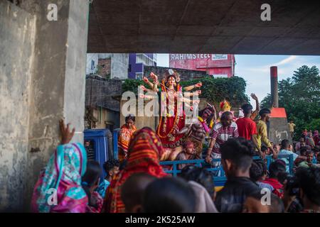 Dhaka, Bangladesh. 05th octobre 2022. Les dévotés hindous portent une idole de la déesse Durga pendant la dernière journée du festival de Durga Puja. Le festival Durga de quatre jours est célébré à travers le Bangladesh et culmine par l'immersion des idoles de la déesse hindoue Durga pour symboliser le pouvoir et le triomphe du bien sur le mal dans la mythologie hindoue. (Photo de Sazzad Hossain/SOPA Images/Sipa USA) crédit: SIPA USA/Alay Live News Banque D'Images