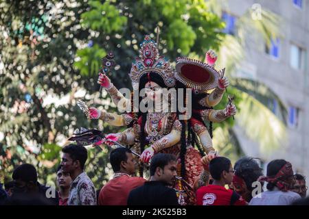 Dhaka, Bangladesh. 05th octobre 2022. Les dévotés hindous portent une idole de la déesse Durga pendant la dernière journée du festival de Durga Puja. Le festival Durga de quatre jours est célébré à travers le Bangladesh et culmine par l'immersion des idoles de la déesse hindoue Durga pour symboliser le pouvoir et le triomphe du bien sur le mal dans la mythologie hindoue. (Photo de Sazzad Hossain/SOPA Images/Sipa USA) crédit: SIPA USA/Alay Live News Banque D'Images