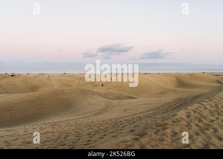 Dunes pleines de touristes sur la plage de Maspalomas à Gran Canaria, Espagne Banque D'Images