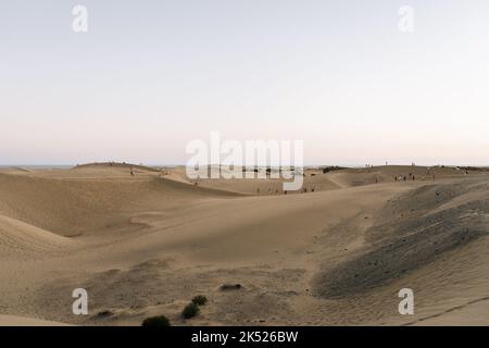 Dunes pleines de touristes sur la plage de Maspalomas à Gran Canaria, Espagne Banque D'Images