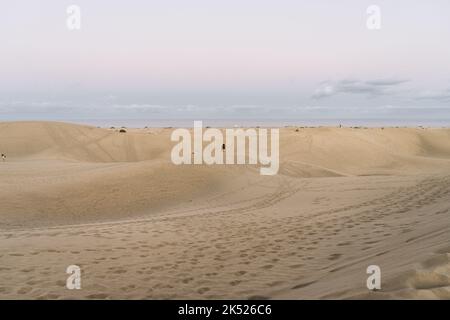 Dunes pleines de touristes sur la plage de Maspalomas à Gran Canaria, Espagne Banque D'Images