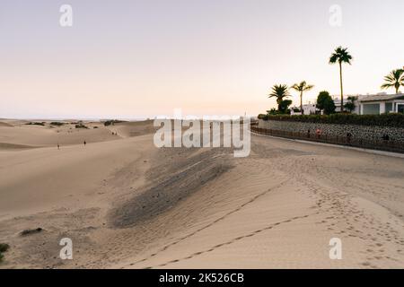 Dunes pleines de touristes sur la plage de Maspalomas à Gran Canaria, Espagne Banque D'Images