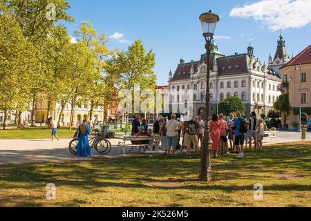 Ljubljana, Slovénie - 4 septembre 2022. Un groupe s'arrête pour écouter son guide l'après-midi d'été dans le parc Zvezda, dans le centre de Ljubljana Banque D'Images