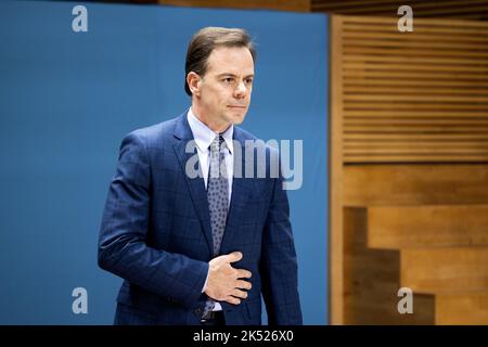 2022-10-05 17:02:23 LA HAYE - Filip Schittecatte dans la salle d'enquête de la Chambre des représentants lors d'un interrogatoire public de la commission d'enquête parlementaire sur l'extraction du gaz naturel à Groningen. Schittecatte était directeur commercial de la commercialisation du gaz aux pays-Bas/Royaume-Uni dans le sud de la mer du Nord à Esso aux pays-Bas (2014-2019). ANP RAMON VAN FLYMEN pays-bas sortie - belgique sortie Banque D'Images