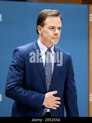 2022-10-05 17:02:23 LA HAYE - Filip Schittecatte dans la salle d'enquête de la Chambre des représentants lors d'un interrogatoire public de la commission d'enquête parlementaire sur l'extraction du gaz naturel à Groningen. Schittecatte était directeur commercial de la commercialisation du gaz aux pays-Bas/Royaume-Uni dans le sud de la mer du Nord à Esso aux pays-Bas (2014-2019). ANP RAMON VAN FLYMEN pays-bas sortie - belgique sortie Banque D'Images