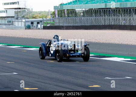 Alexander Hewitson, Driving HIS Blue, 1937, Riley 12/4 TT Sprite lors de la course de voitures de sport d'avant-guerre de MRL 'BRDC 500' au Silverstone Classic 2022. Banque D'Images