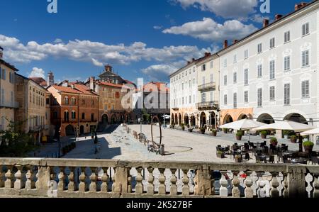 Mondovì, Cuneo, Piémont, Italie - 08 août 2022: Piazza Maggiore avec d'anciens bâtiments médiévaux avec des fenêtres à meneaux et des façades de briques ornées de fresques Banque D'Images