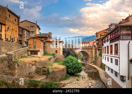 Village médiéval de Potes avec maisons suspendues et rivière Deva, Cantabrie, Espagne. Banque D'Images