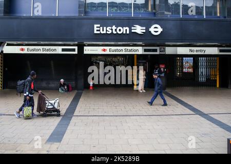 Londres, Royaume-Uni. 05th octobre 2022. La gare de London Euston est fermée à mesure que la grève se poursuit. Les membres du syndicat ASLEF sont en grève sur les salaires et les conditions de travail. Crédit : SOPA Images Limited/Alamy Live News Banque D'Images