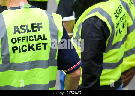 Londres, Royaume-Uni. 05th octobre 2022. Les membres du piquet de grève ASLEF à l'extérieur de la gare de London Euston pendant que la grève se poursuit. Ils frappent sur les salaires et les conditions de travail. Crédit : SOPA Images Limited/Alamy Live News Banque D'Images