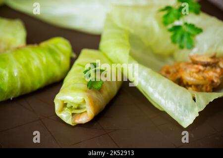 Petits pains de chou crus farcis à la viande et aux champignons. Processus de cuisson. Banque D'Images