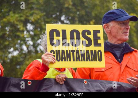 Londres, Royaume-Uni. 5th octobre 2022. Des activistes portant des vêtements orange de « prison » et des capots noirs ont organisé une manifestation sur la place du Parlement demandant la fermeture de la prison tristement célèbre de Guantanamo Bay. Le 8 janvier 2022 a marqué le 20th anniversaire du jour où le premier prisonnier a été emmené dans le centre de détention américain de Cuba. Credit: Vuk Valcic/Alamy Live News Banque D'Images