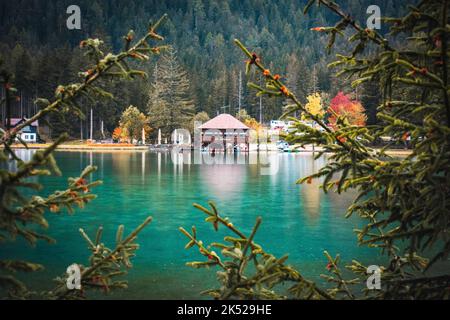 vue fantastique sur le lac dobbiaco Banque D'Images