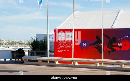 Cannes, France - 05 octobre 2022 : salon et conférence mondial de la TFWA, le Sommet mondial de la vente au détail hors taxes et voyages au Palais des Festivals. Mandoga Media Allemagne. Association mondiale libre d'impôt. Banque D'Images