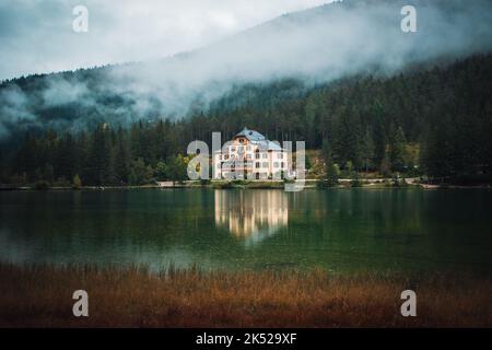 vue fantastique sur le lac dobbiaco Banque D'Images