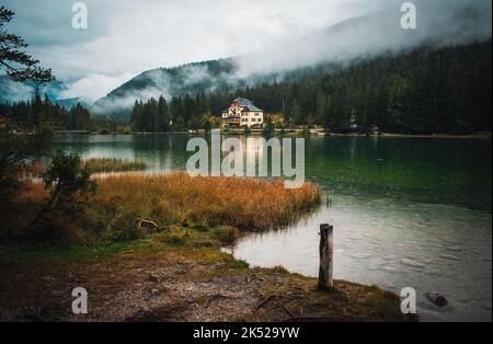 vue fantastique sur le lac dobbiaco Banque D'Images