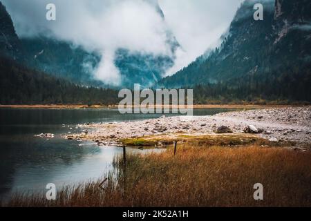 vue fantastique sur le lac dobbiaco Banque D'Images