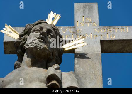 Pont Charles de Prague, République tchèque : statue de Jésus devant la croix Banque D'Images