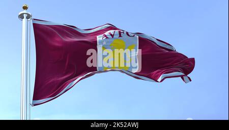 Birmingham, Royaume-Uni, 2022 mai : le drapeau du club de football Aston Villa agité dans le vent par temps clair. Aston Villa est un club de football professionnel basé moi Banque D'Images