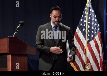 Washington, États-Unis. 05th octobre 2022. Le représentant américain Joaquin Castro(D-TX) parle d'un nouveau rapport fédéral sur la sous-représentation des Latinos dans l'industrie des médias, y compris le cinéma, la télévision, l'actualité et l'édition lors d'une conversation, aujourd'hui sur 05 octobre 2022 à 4th State Room/NPC à Washington DC, Etats-Unis. (Photo de Lénine Nolly/Sipa USA) Credit: SIPA USA/Alay Live News Banque D'Images