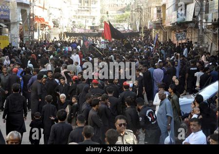 Hyderabad, Pakistan, 05 octobre 2022. Les mouneurs chiites participent à la procession de Chup- Tazia à l'occasion de 8th Rabi-ul-Awwal chaque année pour commémorer la mort de Hazrat Imam Hasan al-Askari (A.S), à Hyderabad, mercredi, 05 octobre 2022. Banque D'Images